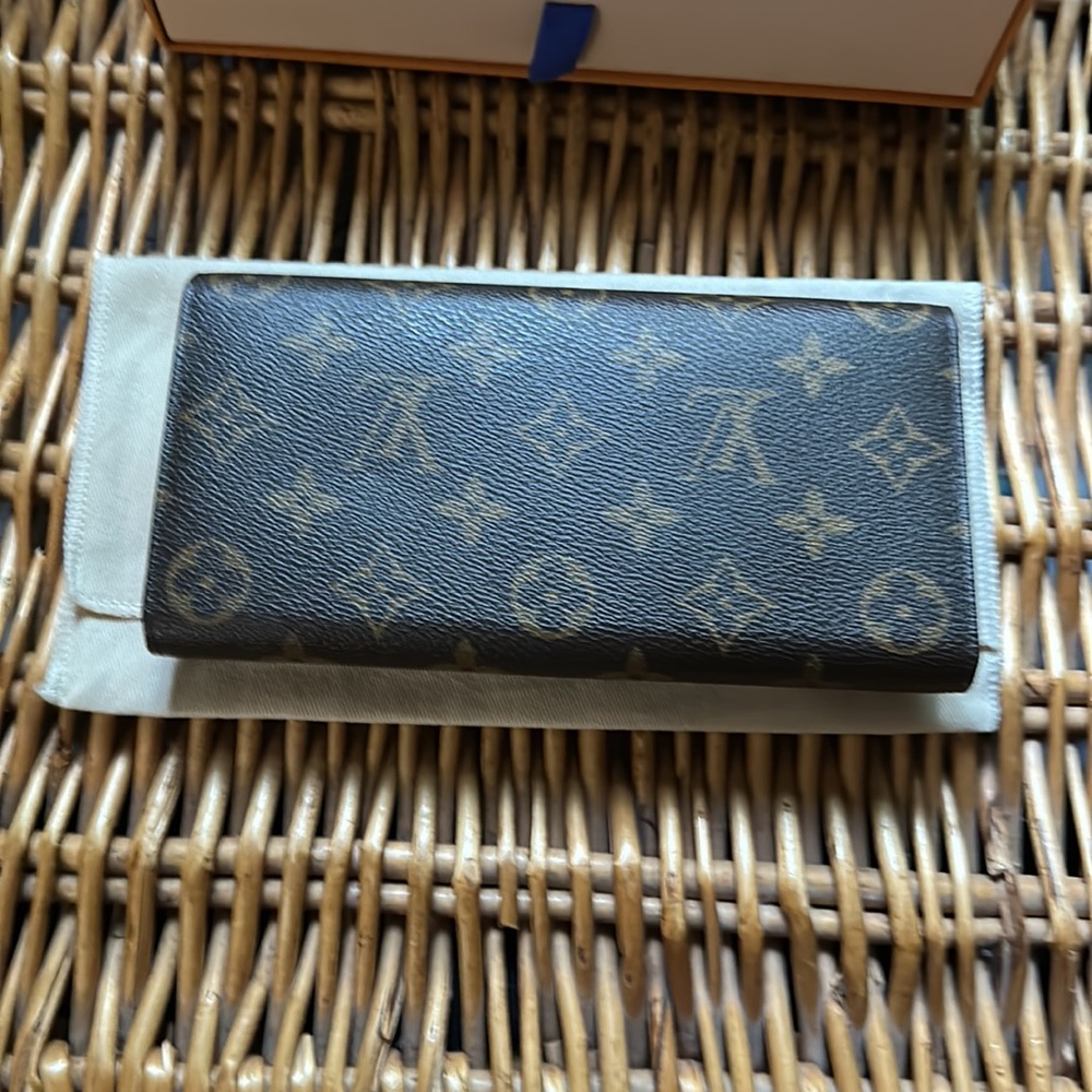 Louis Vuitton Limited Edition Sarah Holiday Wallet. - Picture 6 of 11